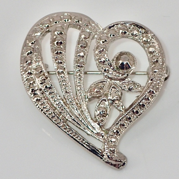 Jewelry - Vintage Child's Heart Theme Silver Tone Fancy Stylized Brooch Lapel Pin 1" Jewel